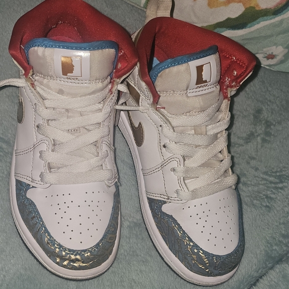 Jordan 1 Mid Unc To Chi Size 13C Kids' White, Gold, Red, and Blue Sneakers - Picture 5 of 16